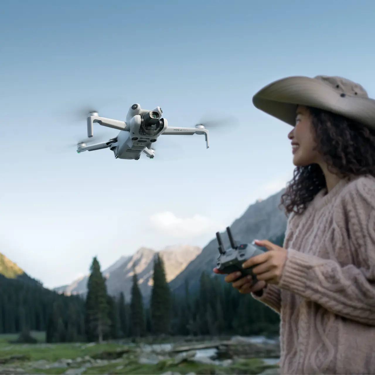 Drone Dji Mini 4 Pro Fly More Combo avec radiocommande Blanc